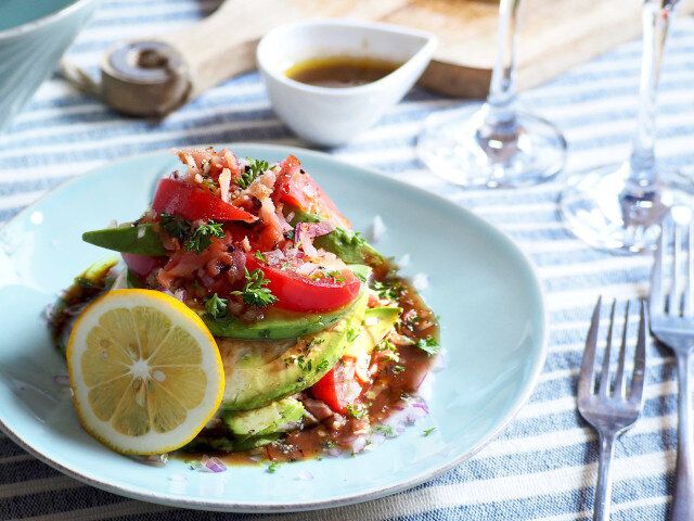 アボカドとトマトのベーコンチップ冷奴