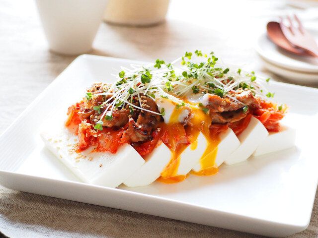 豚バラキムチの温玉のせ冷奴