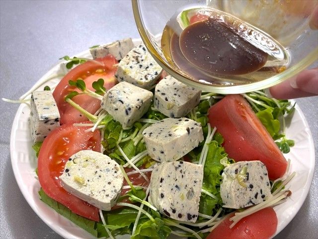 豆腐バー枝豆ひじき ドレッシングかける
