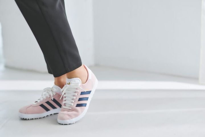 “ガゼル”らしいスエード調の素材は、朝露が残っていたり小雨が降ったときでも安心な防水仕様に。