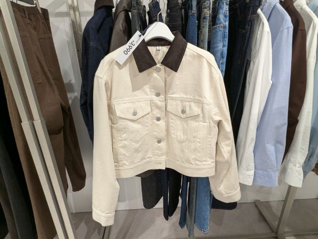 白のデニムジャケット