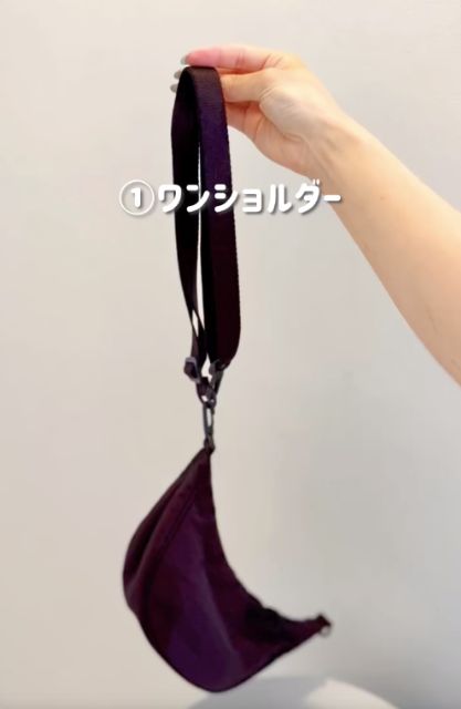 ラウンドウルトラミニバッグにショルダーストラップを片側のみ付けている