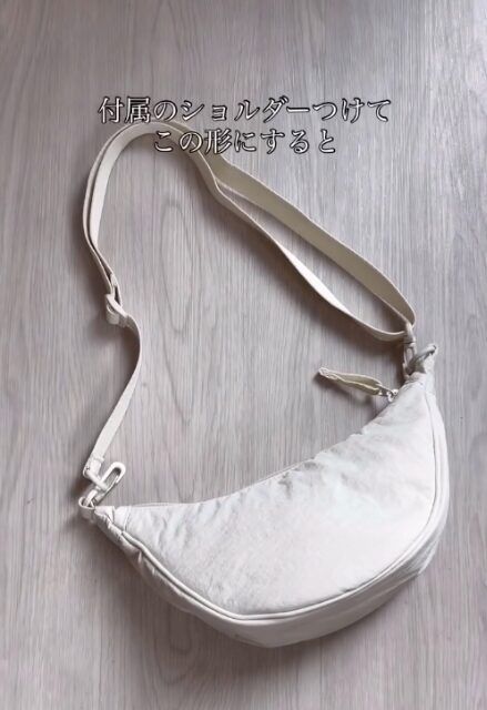 白のラウンドウルトラミニバッグにショルダーストラップを付けている