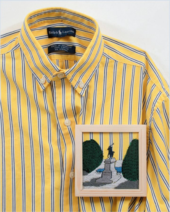 久村卓《PLUS_Ralph Lauren_yellow striped shirt》2025年 シャツに刺繍、アプリケ 作家蔵。ヘルニア発症を機に軽さを重視した作品を作る久村卓の「着られる彫刻」。