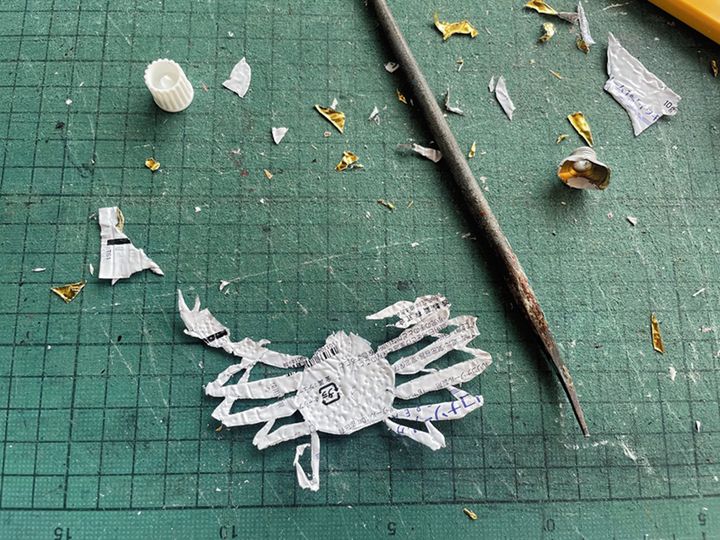 若木くるみ《チューブの開き 水蟹2》（版と制作風景）2024年 チューブを用いた版画 作家蔵。日用品を摺版として再利用する若木くるみの作品。