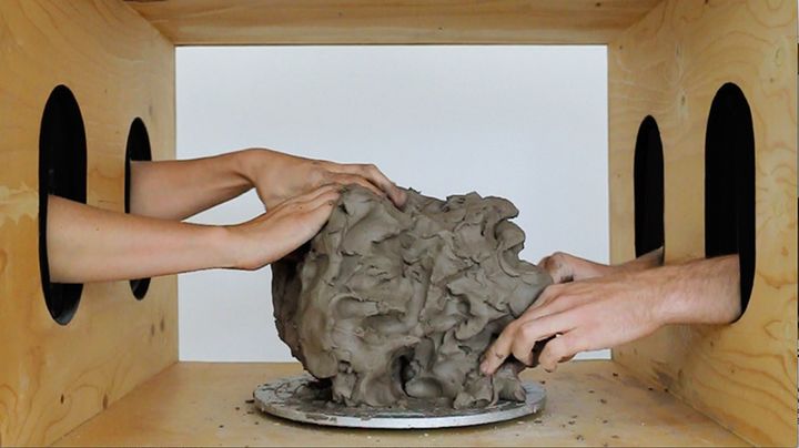 ダンヒル＆オブライエン《STONE APPRECIATION》（部分）2018年 作家蔵 。ダンヒル＆オブライエンによる共同制作の装置。