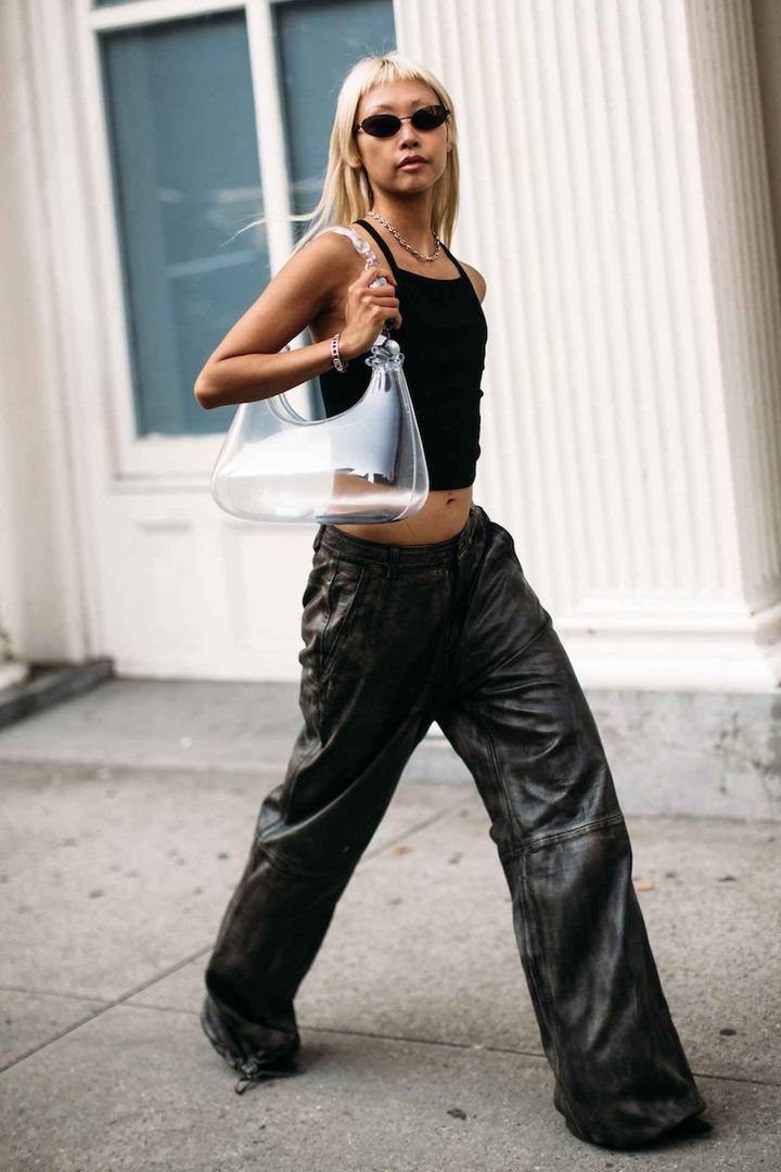 画像: 硬質なパンツとクリアなバッグを融合させて