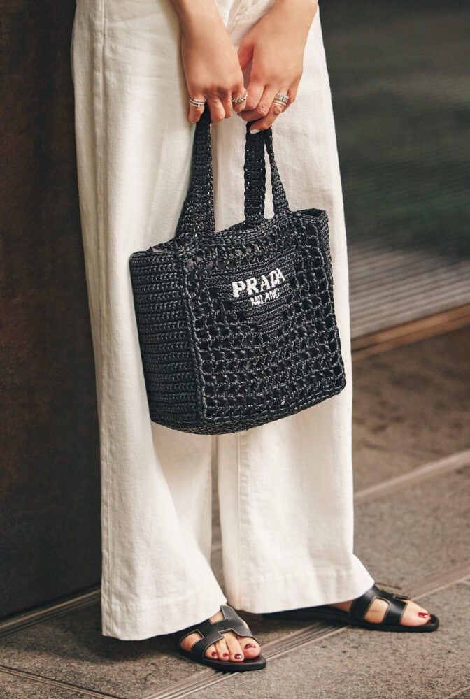 バッグは「プラダ」