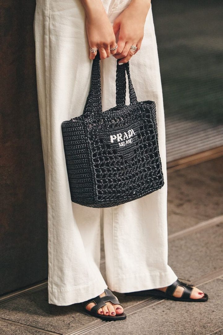 バッグは「プラダ」