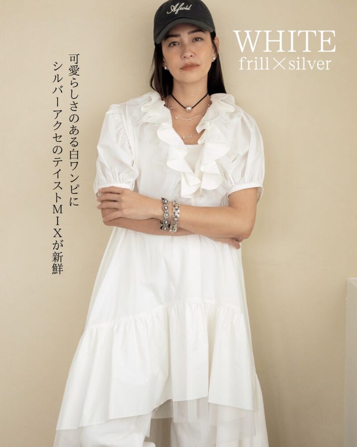 チョーカー10万5600円［ SLV925、サテンコットン］（ソフィー ブハイ／エスケーパーズ アナザーワールド） 星のネックレス6万1600円［SLV］（ハルポ／ RHC ロンハーマン） ネックレス5万3900円［SLV］（ハルポ／ロンハーマン） ピアス3万6300円［パール］、ブレスレット〈四角〉13万7500円［SLV950］、〈丸〉15万4000円［SLV950］（すべてエディット＆コー） ワンピース8万8000円（ヴィヴィアーノ／ビームス 六本木ヒルズウエストウォーク店）