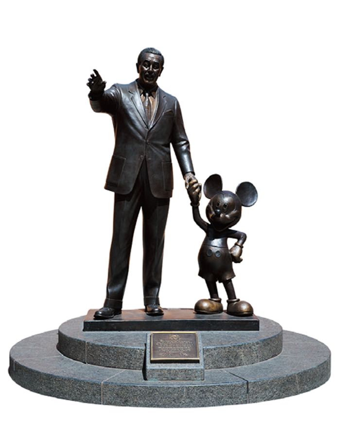 正面にはウォルトとミッキーの銅像を中心に広がる「ディズニー・レジェンド・プラザ」が。