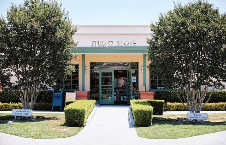 ここだけの限定グッズも！ 楽しすぎる「スタジオ・ストア」