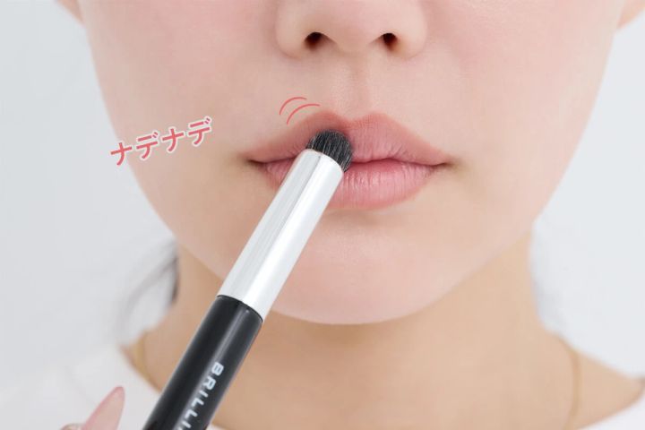 【リップライナーの使い方④】リップラインを唇全体にぼかし広げる