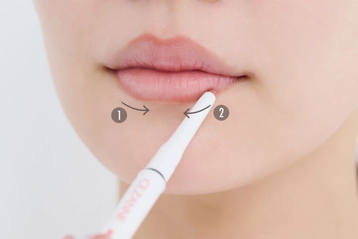 【リップライナーの使い方②】下唇のカーブを船底形に描く