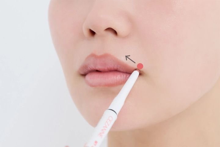 【リップライナーの使い方③】バランスを見て上唇の端を少しだけ描く