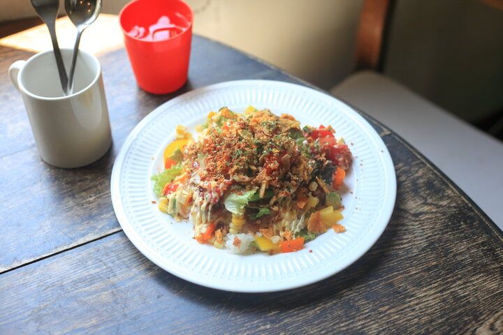 志摩半島の海風が心地良い。アンティークに囲まれた一軒家カフェ「シェブロンカフェ」