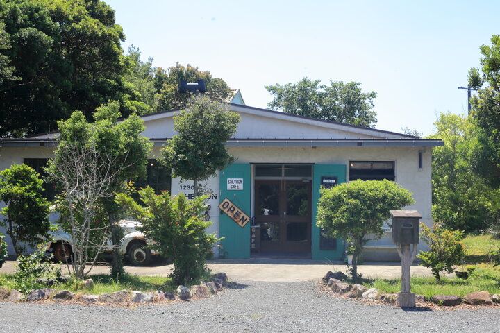 志摩半島の海風が心地良い。アンティークに囲まれた一軒家カフェ「シェブロンカフェ」