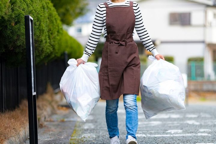 ゴミ出しに行く人