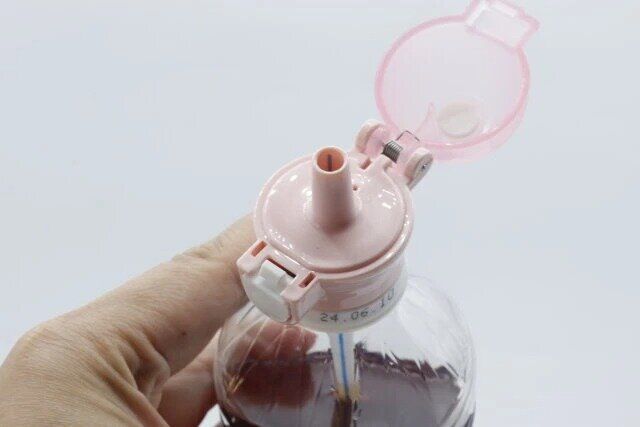 ダイソーのワンプッシュペットボトルキャップの細口タイプ