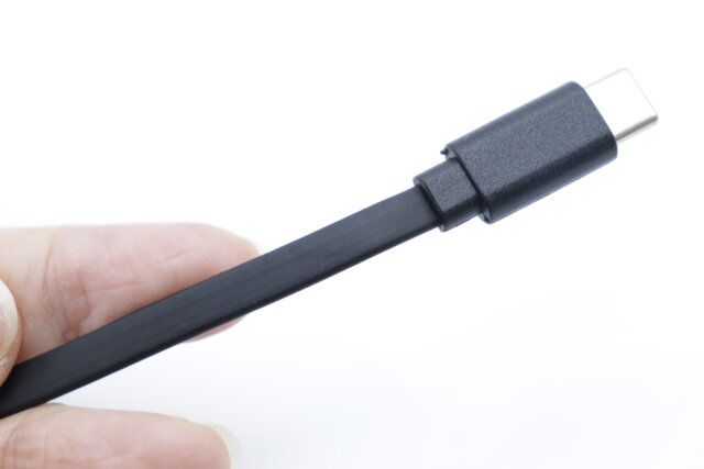 ダイソーのきしめんのような充電・通信Ｃ－Ｃケ－ブル（リール伸縮式）