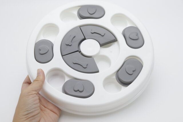 ダイソーのペット知育玩具（ノーズワークパズル、丸型）の全体図