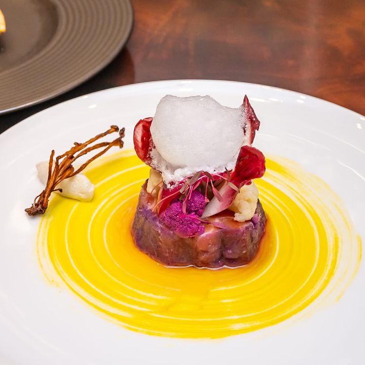 ハイビスカスでマリネしたサーモンのロール仕立て カリフラワーとマッシュルームのピクルス パルメザンフォーム