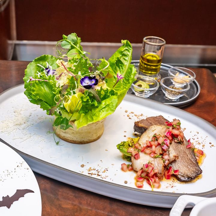 エンパイア・グリル特製 国産牛のブリスケットとライトスモークベーコンのシーザーサラダ