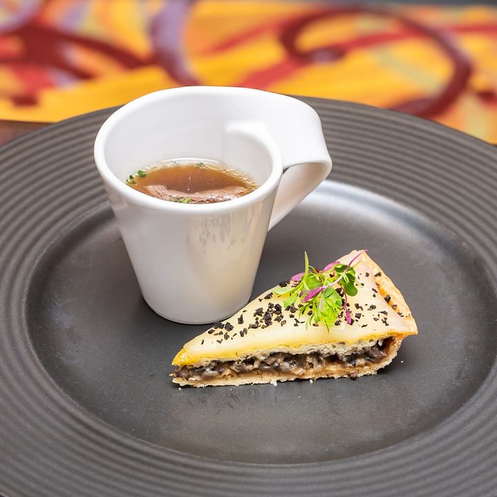 牛テールとワイルドライスのオニオンスープ トリュフとモントレージャックのキッシュ