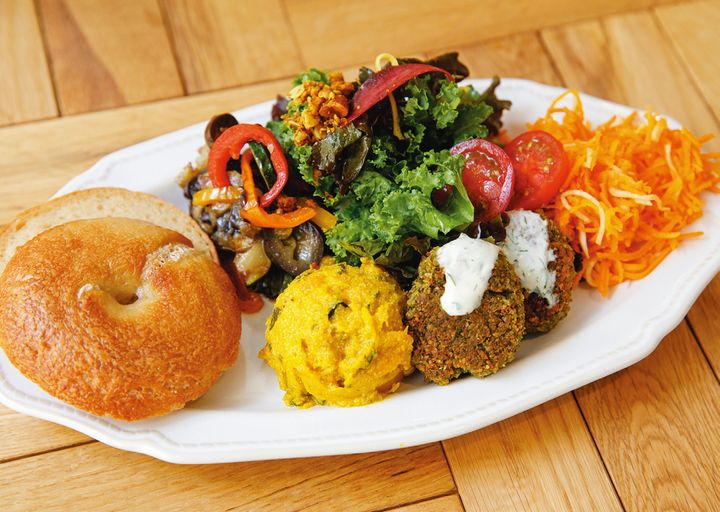 店に入ると、ヴィーガン＆グルテンフリーのクッキーやマフィン、ケーキがお出迎え。