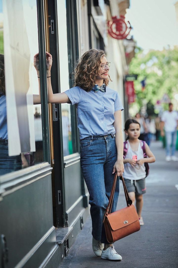 シャツにボウタイを付けるだけで即垢抜け！夏のシンプルファッションテクニック