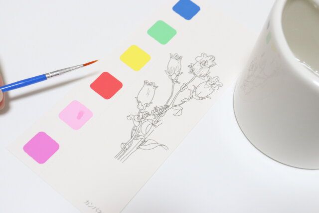 ダイソーの水彩絵の具つきぬりえはカードの絵の具を溶いて絵を描く