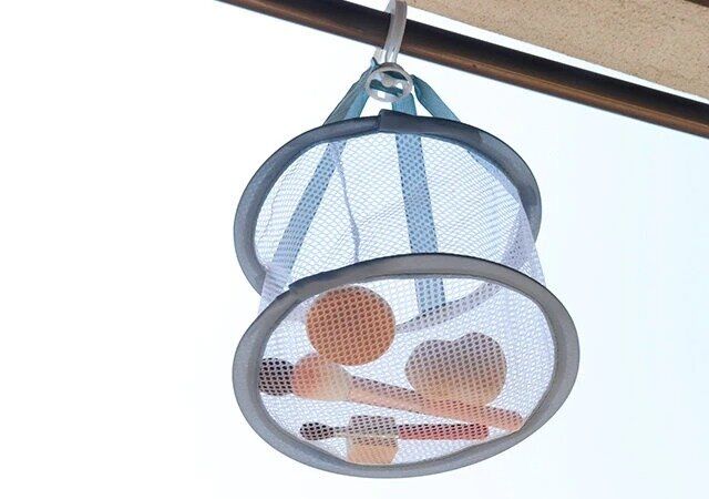 ダイソーの化粧パフ・ブラシ用ドライネットの使用例