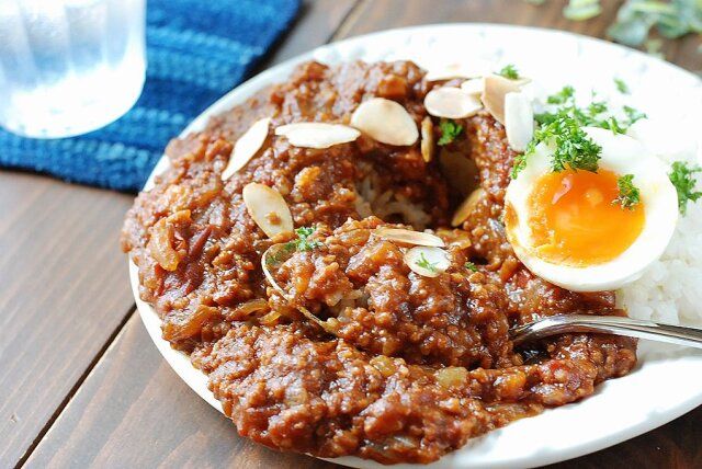 無水トマトキーマカレー スプーンですくう