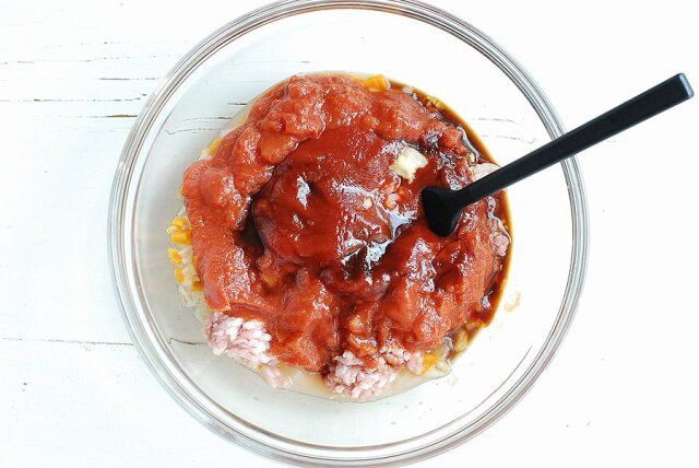 ボウルに豚ひき肉と◆の調味料を加え、ゴムベラで全体をむらなくよく混ぜる。