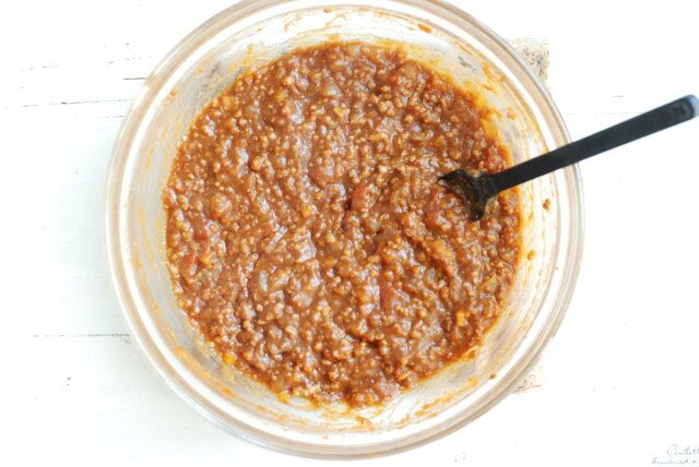 加熱後、ボウルのラップ外し、ゴムベラで全体をよく混ぜてカレールーを完全に溶かす。