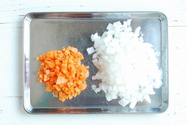 玉ねぎと人参は皮をむき、それぞれみじん切りにする。