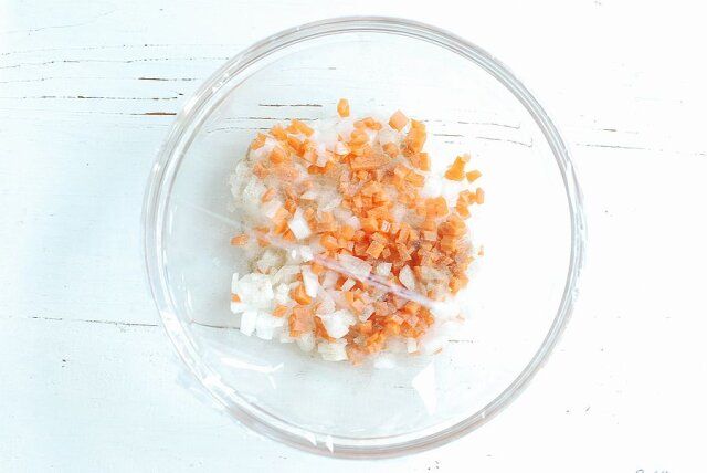 みじん切りにした玉ねぎと人参を耐熱ボウルに入れ塩コショウを振る。ふんわりラップをかけレンジ600wで3分加熱する。