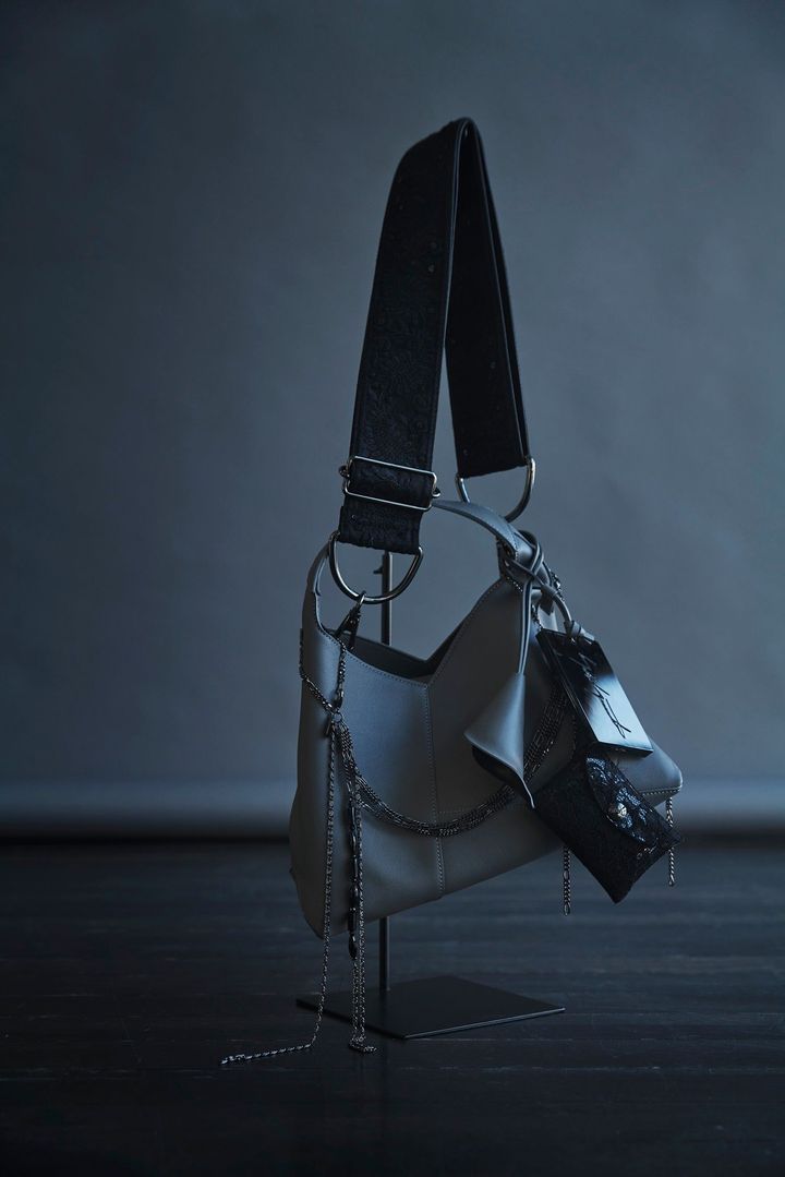 バッグ、ショルダーストラップ、チャームショルダーポーチ ¥429,000 ※伊勢丹新宿店先行