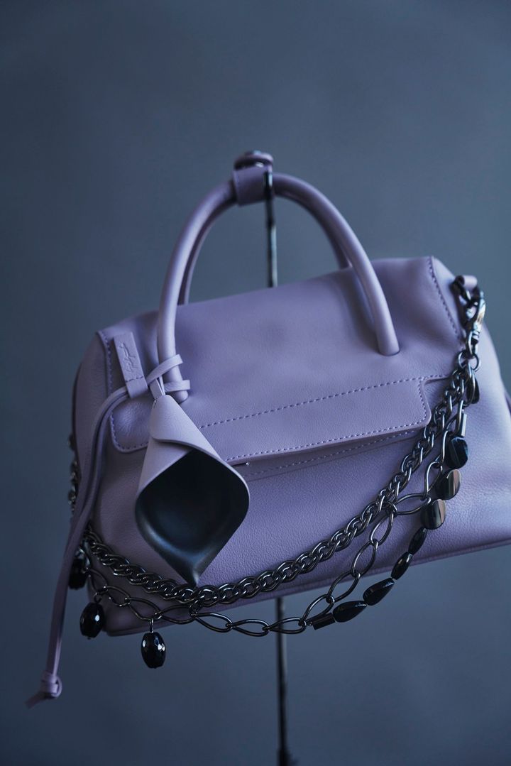 バッグ、チャームショルダーベルト 291,500円 ※伊勢丹新宿店先行