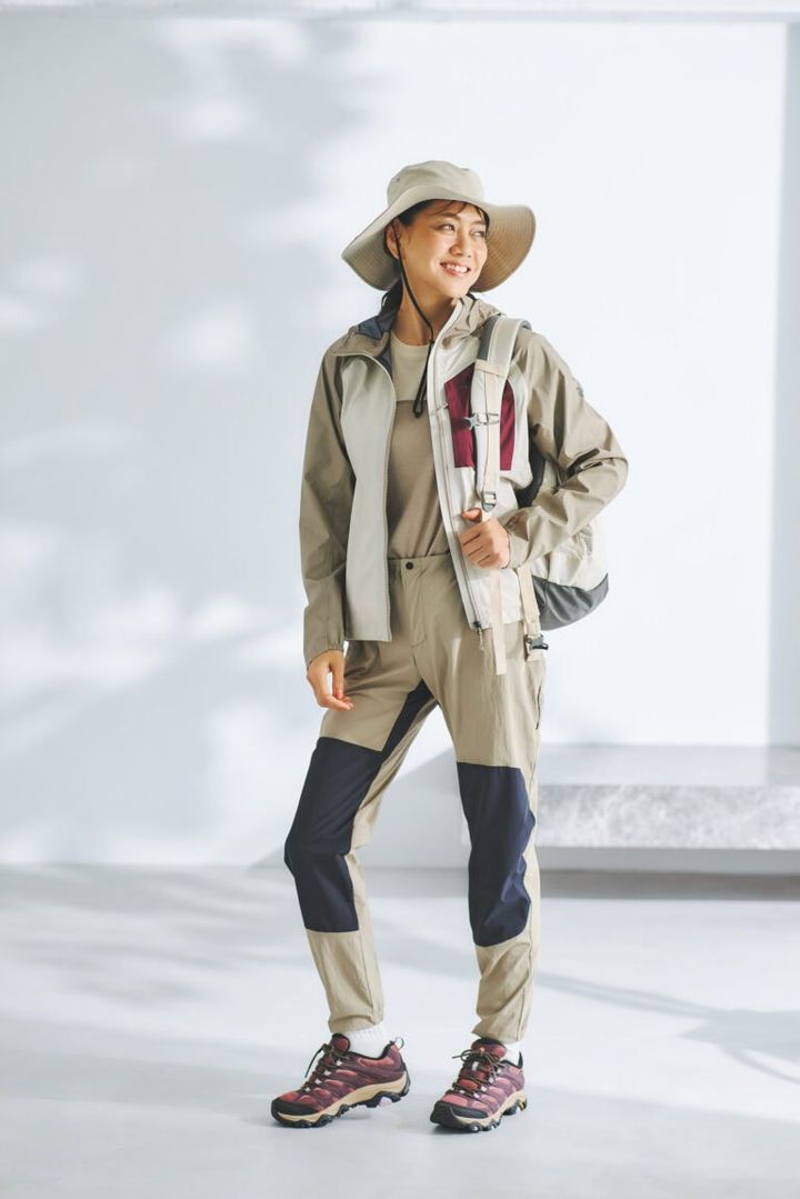 スニーカー¥18,700／メレル（丸紅コンシューマーブランズ）、ジャケット¥39,600、Tシャツ¥11,000、パンツ¥28,600／すべてピークパフォーマンス（ピークパフォーマンスコールセンター）、帽子¥5,940／ミレー（ミレー・マウンテン・グループ・ジャパン カスタマーサービス）、リュック¥9,900／コロンビア（コロンビアスポーツウェアジャパン）、靴下／スタイリスト私物