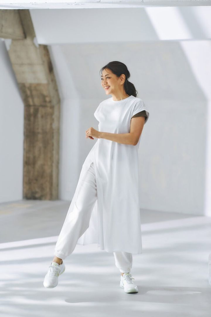 スニーカー¥10,780／ナイキ（NIKE カスタマーサービス）、ワンピース¥16,500、Tシャツ¥6,930、パンツ¥11,990／すべてチャコット・バランス（チャコット）