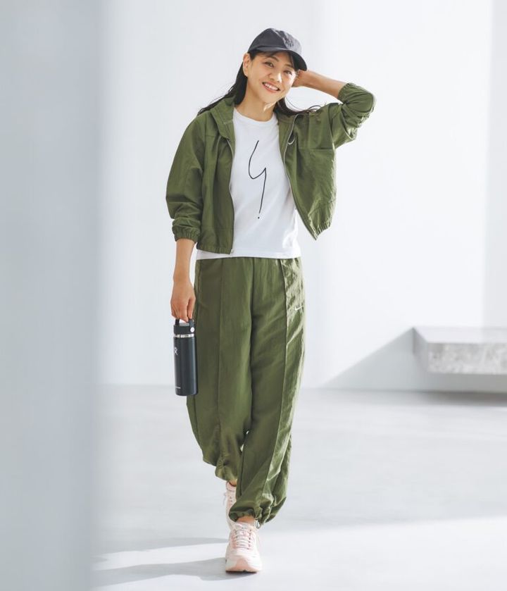 スニーカー¥24,200／ホカ®（デッカーズジャパン）、ジャケット¥11,660、パンツ¥11,110／ともにナイキスポーツウェア（NIKE カスタマーサービス）、Tシャツ¥8,800／アニエスベー、キャップ¥6,600／ル シェルドハリス（金万）、ボトル／スタイリスト私物