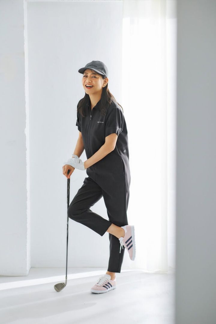 スニーカー¥16,500〔編集部調べ〕／アディダスゴルフ（アディダス ゴルフお客様窓口）、オールインワン¥58,300、帽子¥22,000、手袋¥10,890〔ホワイト・ブラックセット〕¥22,000／すべてオブシディアン（オブシディアン 二子玉川店）