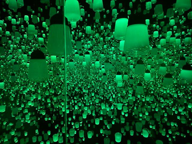 呼応するランプの森