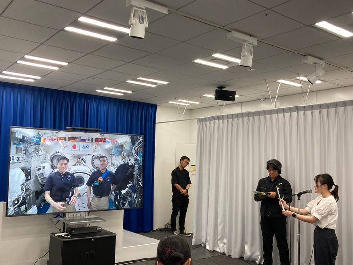 ISSとJAXA東京事務所を結んだ記者会見（8月4日撮影）