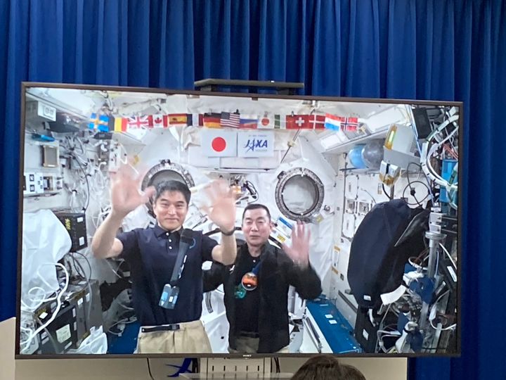 2人の絆を感じる記者会見だった（記者会見場の画面から）