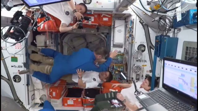 大西さん、油井さんの再会でハイタッチ（NASA提供）