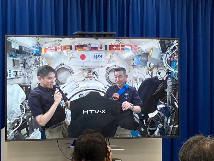 大西さんから油井さんにサプライズプレゼント（記者会見場の画面から）