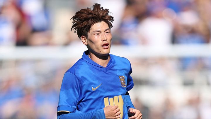 悩める日本代表FW、新天地で“エース”の証「9番」に！日本人トリオを擁する英名門が今季の背番号を発表