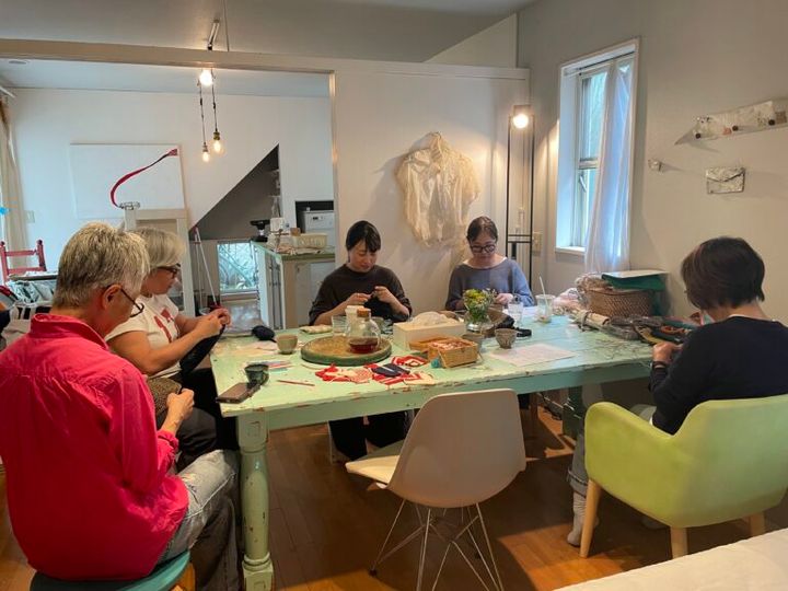 「此処あそび」東川則子さん主催の自宅サロンにて楽しく編み編み